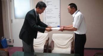 廣嶋審議会会長（左）から原案のとおり変更する旨の答申がありました。