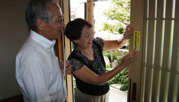 「これからは意識して鍵をかけるようにする」と話す曽田美恵子さん（右）と矢壁敏弘さん