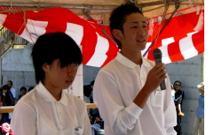 大東中学校代表の山崎友也さん（右）、田中志野さん（左）