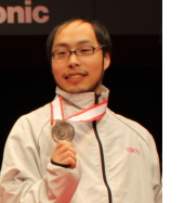 銀メダルを手に笑顔の和泉俊樹さん