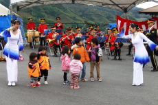 島根県警音楽隊による「崖の上のポニョ」の演奏に子どもたちが飛び入り参加