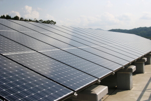 新工場の屋上に設置された太陽発電モジュール群