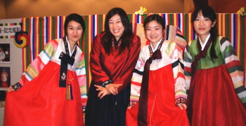 民族衣装「ハンボク」を着てキムチフェスティバルに参加しました