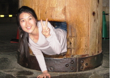 奈良の東大寺で、大仏の鼻の穴と同じ大きさの穴のあいた柱を通ってみました