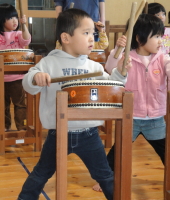 園児たちが平太鼓の演奏に挑戦