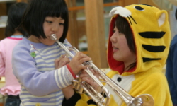 子どもたちの楽器演奏体験の様子