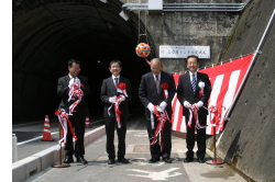 4月19日、三刀屋トンネル完成式。子どもたちの通学をはじめ利用者の安全を願います。