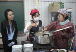 平成21年度の「美味しい韓国料理を作ろう！」の様子