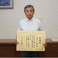 8月23日県知事室で伝達式が行なわれました。