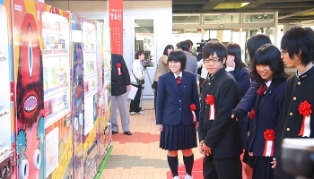 三刀屋高校美術部の生徒も自販機の出来栄えをチェック