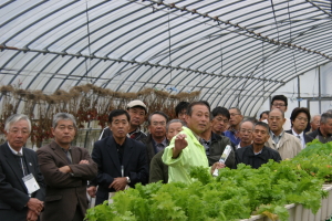 全国農業担い手サミット参加者が食の杜（左）と槻之屋ヒーリング（右）を視察
