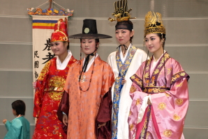 10月16日、松江市で開かれたイベントの韓国衣装ファッションショー。右端が私です。