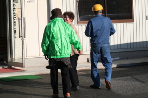 11月26日、大東・加茂・三刀屋の各町で模擬訓練を実施。通知を受けた協力会員が想定行方不明者に声をかけ事業所内に招きました。