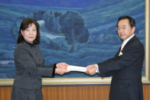 雲南市男女共同参画推進委員会の吾郷康子会長から速水市長に答申書が手渡されました。