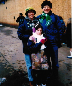 両親と一緒にパレードを待っています。　10年くらい前、子どものころの写真です。