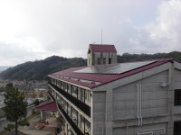 寺領小学校の屋上に取り付けられた太陽光発電用パネル