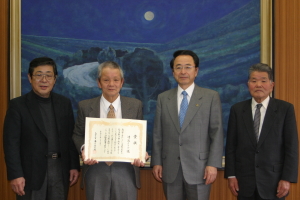3月16日、清流クラブの河角定男会長（左から2人目）らが県民いきいき活動奨励賞の受賞を速水市長に報告