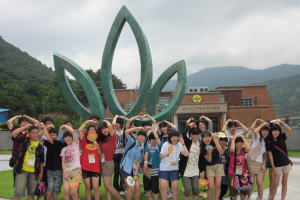 セマウル運動発祥地記念館の前で清道郡の中学生と一緒に