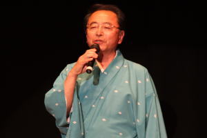 雲南市民歳末余芸大会で安来節を歌う市長（12月4日）