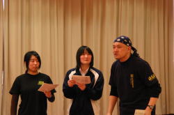フェスティバルの合間には、弘前中央高校（青森県）の教諭で劇作家・演出家の顔も持つ畑澤聖悟さん（右）の課外授業「高校演劇の創り方」が開かれ、上演校と県内の演劇部員が参加しました。