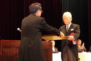 速水市長から坂本精志さんに名誉市民推挙状が手渡されました