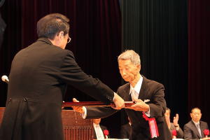 速水市長から佐藤忠吉さんに名誉市民推挙状が手渡されました