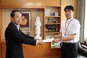 速水市長から浜崎浩さんに辞令書が交付されました