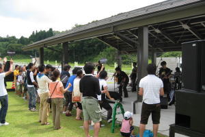 ロックバンドの演奏に盛り上がる来場者のみなさん