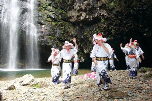 地元松笠の方がお揃いの浴衣、笠で滝おどりを披露されました