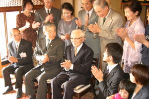溝口県知事、家族のみなさんと受賞を祝いました。（飯塚さん左から3人目）