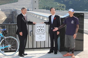 認定プレートを設置（右から森山さん、速水市長、勝田副町長）