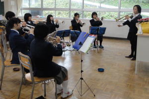 広島ウインドオーケストラの団員から教えてもらう吹奏楽部の部員たち
