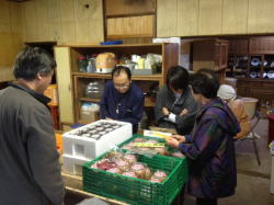 農産加工所で説明を受ける庄司さん、林さん、村田さん