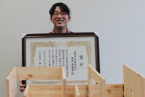 木工チャレンジコンテストで厚生労働大臣賞を受賞した舟木さん