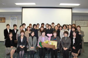 吉川教授、三島准教授を囲んでの集合写真