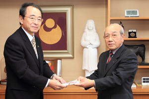 三刀屋地域委員会　古山会長から速水市長へ義援金が手渡されました。