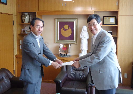 6月28日、市長へ福澤委員長から審査結果を報告する写真