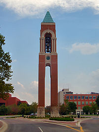 インディアナ州マンシー市にあるボールステート大学の有名なベルタワーの写真