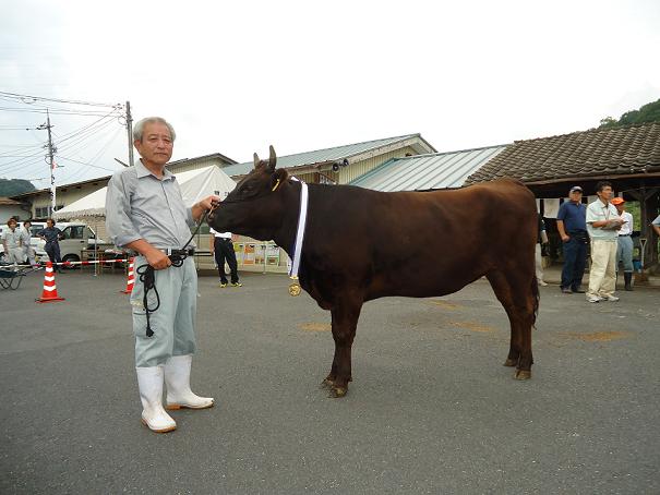 特選賞主席を獲得したゆりしげ号と狩野さんの写真