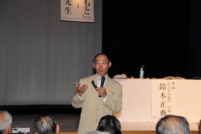 客席に降りて講演する鈴木さんの写真