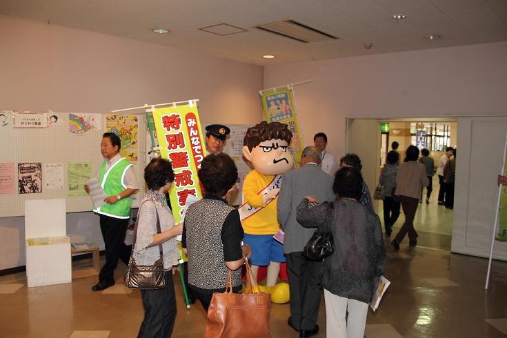 一日警察署長の吉田くんもチラシを配っている写真