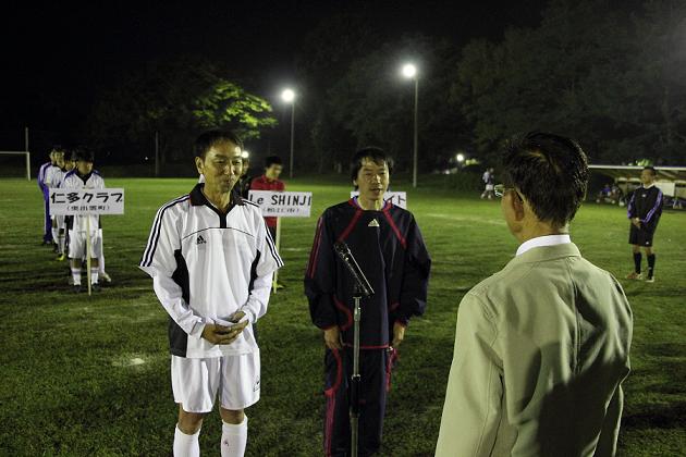 選手宣誓する山根選手(右)と松島選手(左)の写真