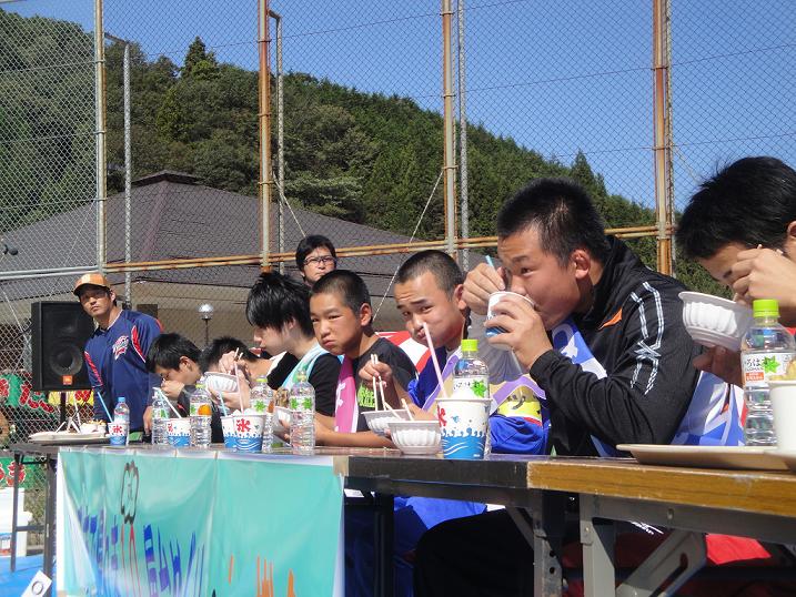 今年新たに開催された地区対抗早食い大会の写真