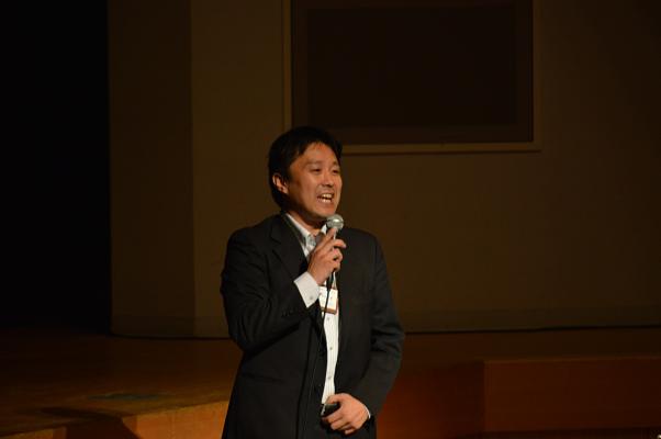 講演する近江正隆さんの写真