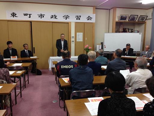 市政学習会で報告する松井病院事業管理者の写真