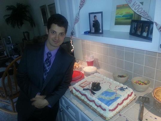 ダニエルの卒業パーティーで母からプレゼントされたケーキの写真