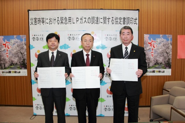 写真左から蔵元副会長、藤井副市長、井谷支部長