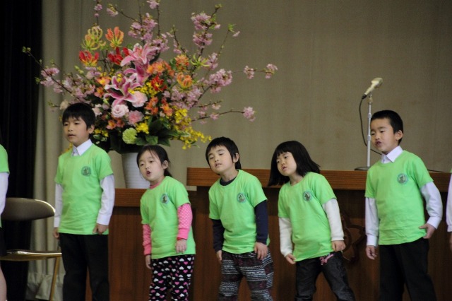 歌を歌う温泉小学校の児童と温泉幼稚園の園児たち