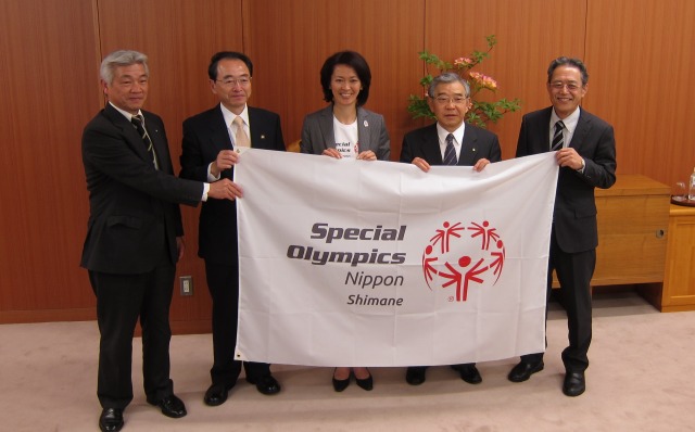 スペシャルオリンピックス日本・島根を設立し、溝口県知事に報告する速水市長