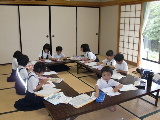 鍋山交流センターで宿題をする子どもたち